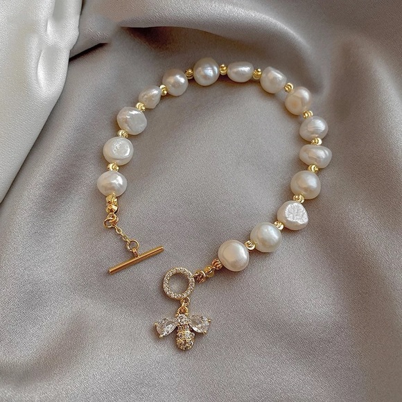 Korean Vintage Bee Pendant Pearl Bracelet